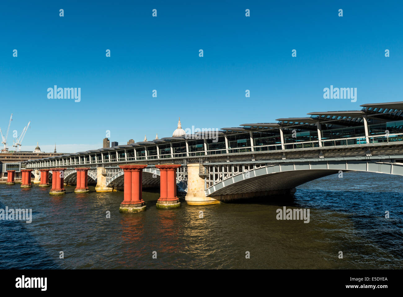 Blackfriars Railway Bridge ist eine Eisenbahnbrücke über den Fluss Themse in London Stockfoto