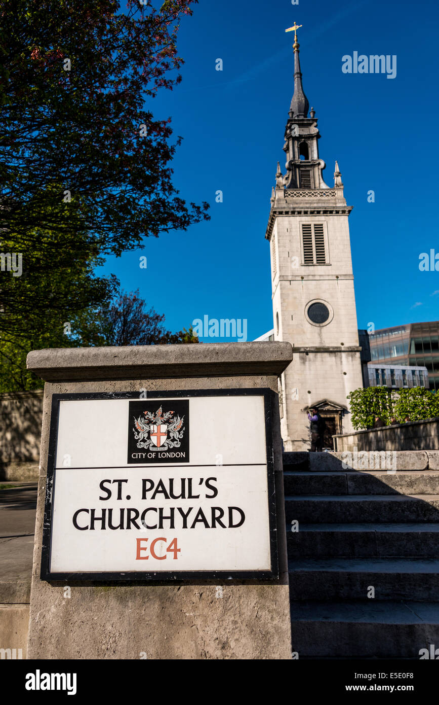 Ein Zeichen für St Paul Kirchhof, das Gelände rund um St. Pauls Kathedrale in der City of London. Stockfoto