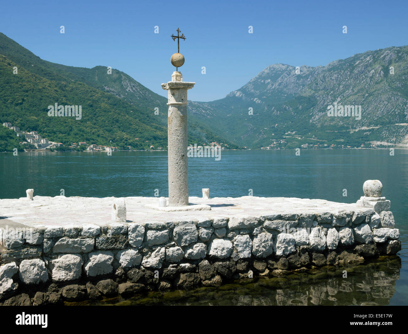 alten Pier befindet sich auf der Insel in der Bucht von Kotor in Montenegro Stockfoto