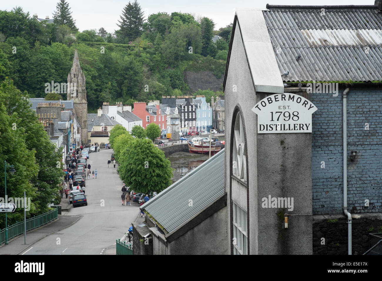 Tobermory Stadt aus der Whisky-Destillerie mit bunten Häusern und Kirche, Tobermory, Isle of Mull, schottische Inseln Stockfoto