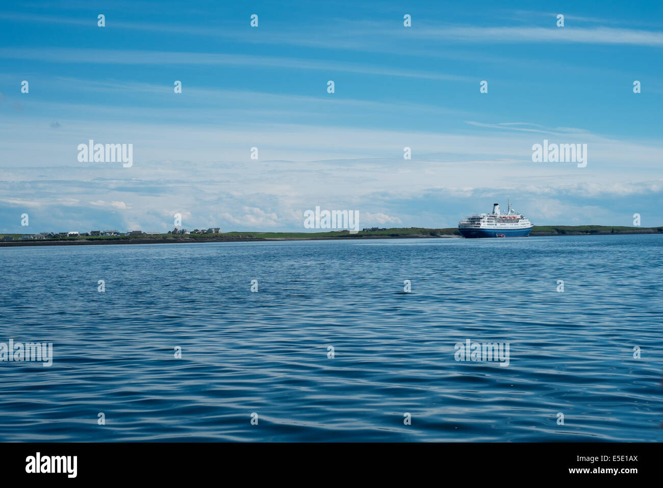 Marco Polo Kreuzfahrtschiff vor Anker in Stornoway, Isle of Lewis, äußeren Hebriden mit strahlend blauem Himmel und Meer Stockfoto