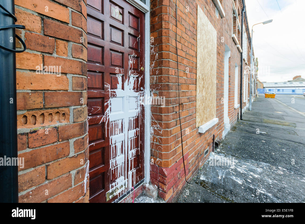 Belfast, Nordirland. 29. Juli 2014. Die Häuser der drei slowakische Familien wurden angegriffen, Windows auf Häuser und Autos und rassistische Graffiti gesprüht auf rund ein Dutzend Mauern gebrochen. Rund sechs maskierte Männern führte den Angriff um 23:00 war niemand verletzt in keiner der Angriffe. Bildnachweis: Stephen Barnes/Alamy Live-Nachrichten Stockfoto