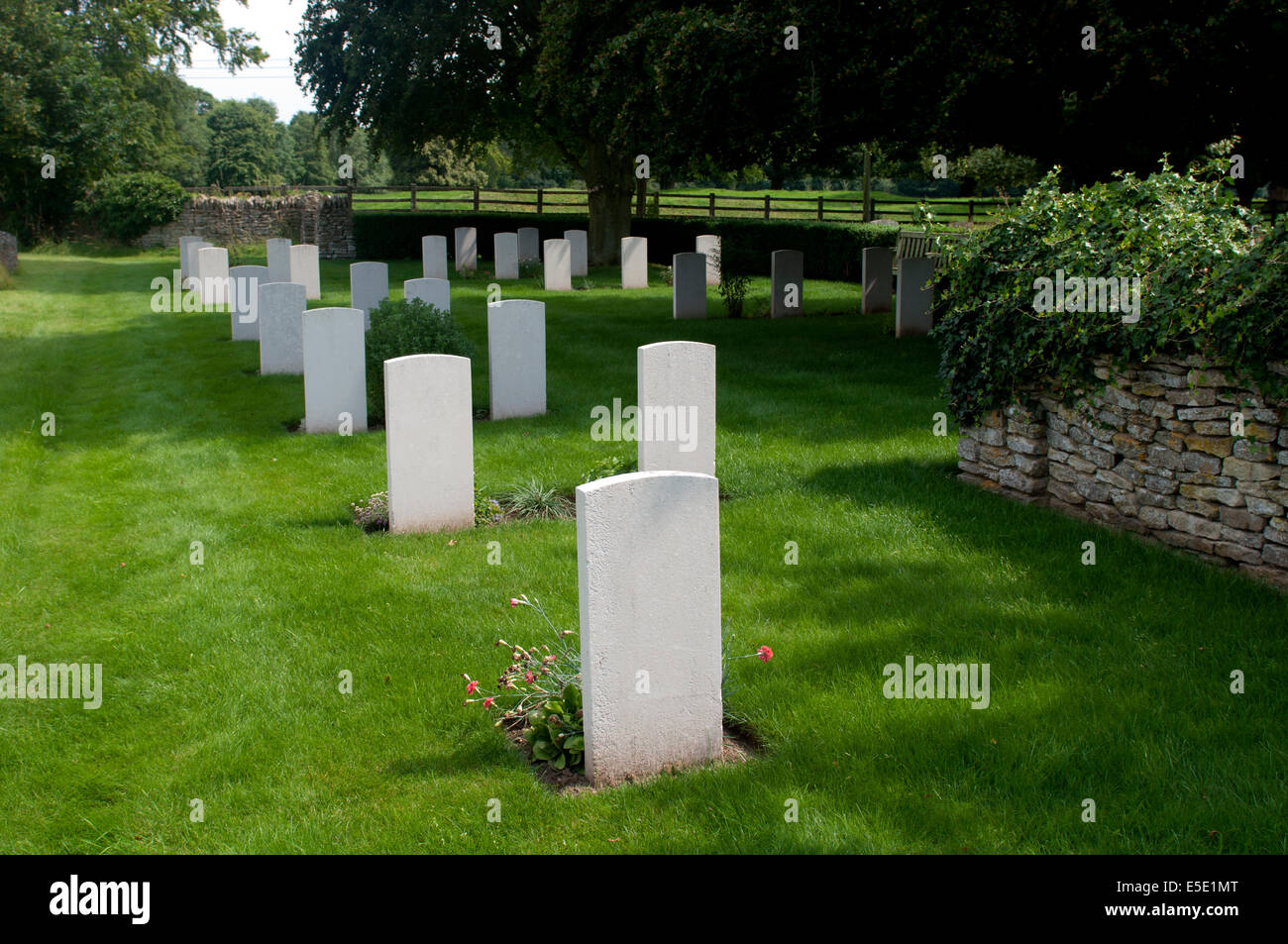 Kriegsgräber in Middleton Stoney Kirchhof, Oxfordshire, England, UK Stockfoto