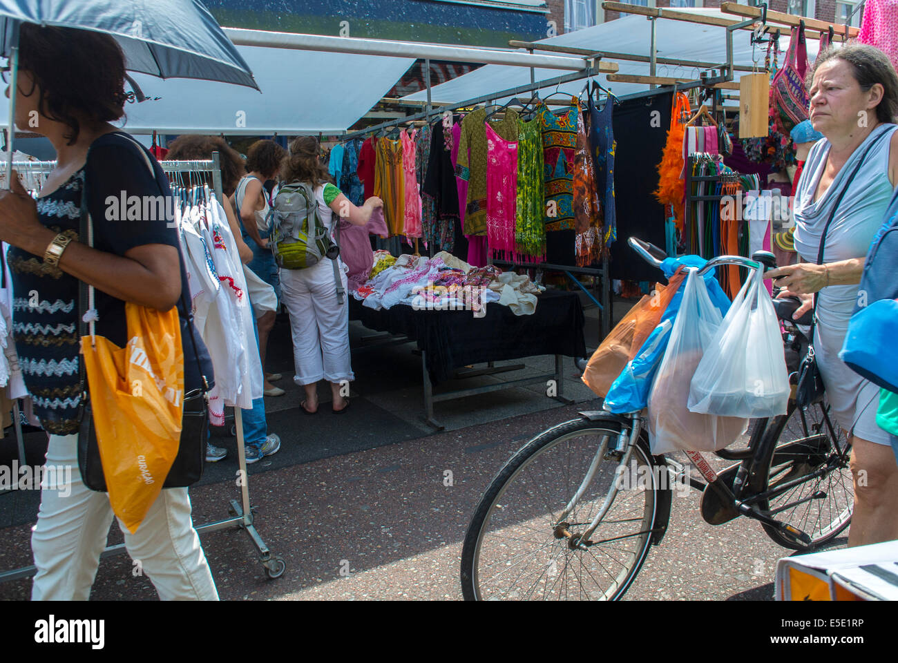 Amsterdam, Holland, Niederlande, Shopping-Geschäfte für Touristen Frauen in der Pijp Shopping Street Scene, Albert Cuyp Market Fahrräder Stockfoto