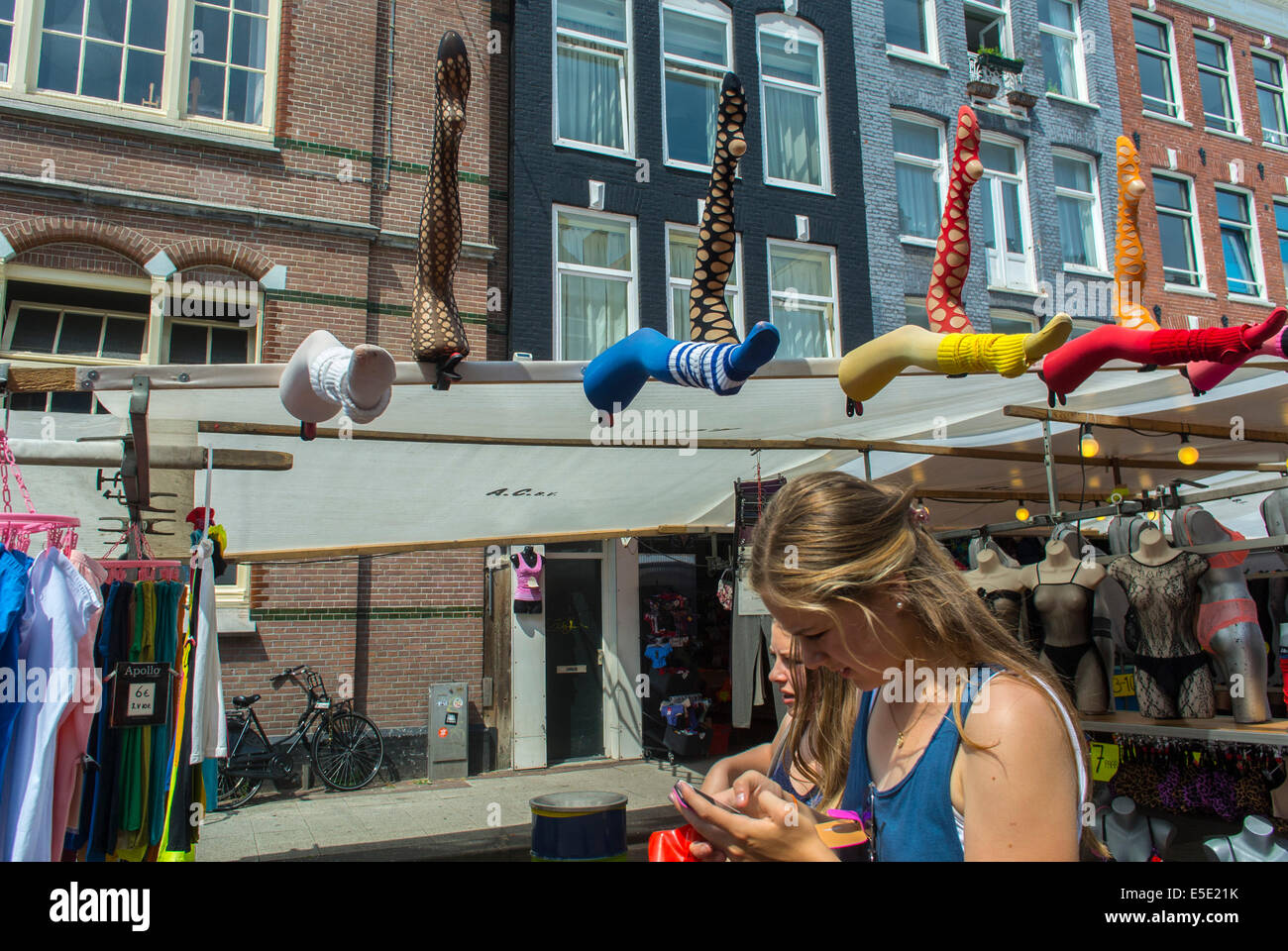 Amsterdam, Holland, Niederlande, weibliche Touristen besuchen die Pijp