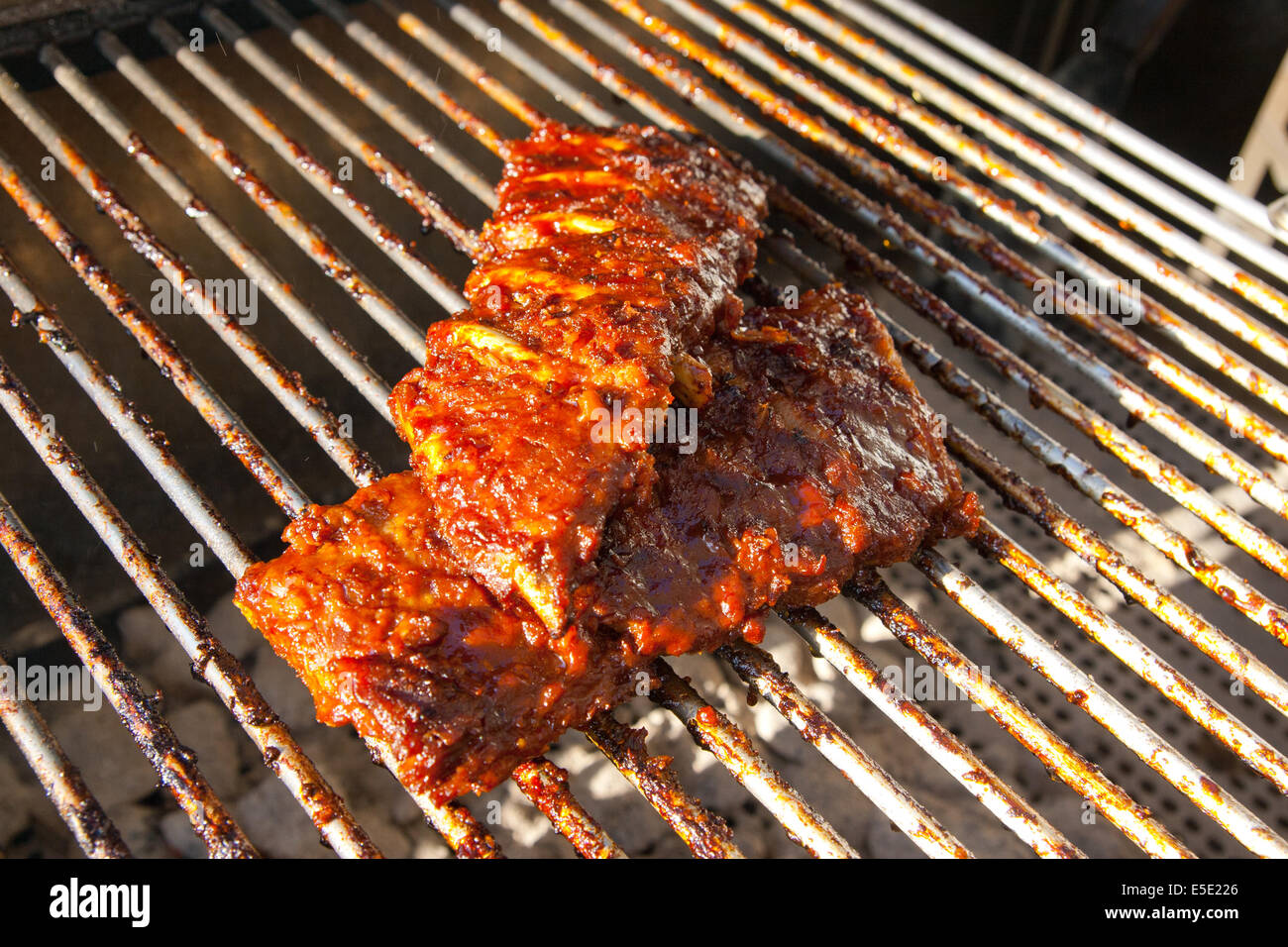 Spare Ribs Grillen Grillgut Fleisch BBQ Spare Ribs Schwein Mariniert Grillen Marinade Schweinerippe Rippchen Rippen Sommer Kohle H Stockfoto