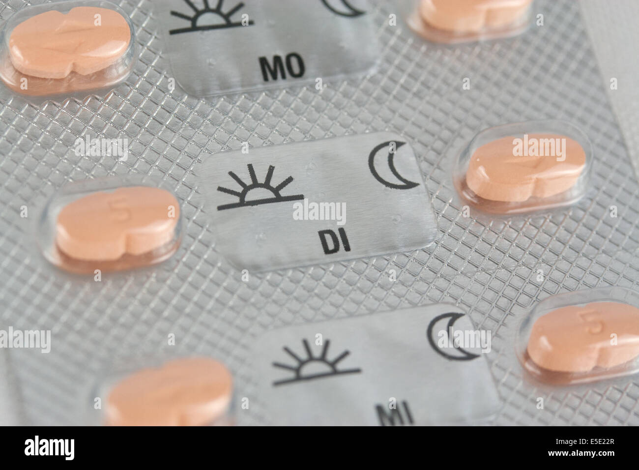 Tabletten Medikamente Pillen Medikament Pille Tablette Montag Dienstag Mittwoch Apotheke gesundheit Medizin Medizinisch Pharma p Stockfoto