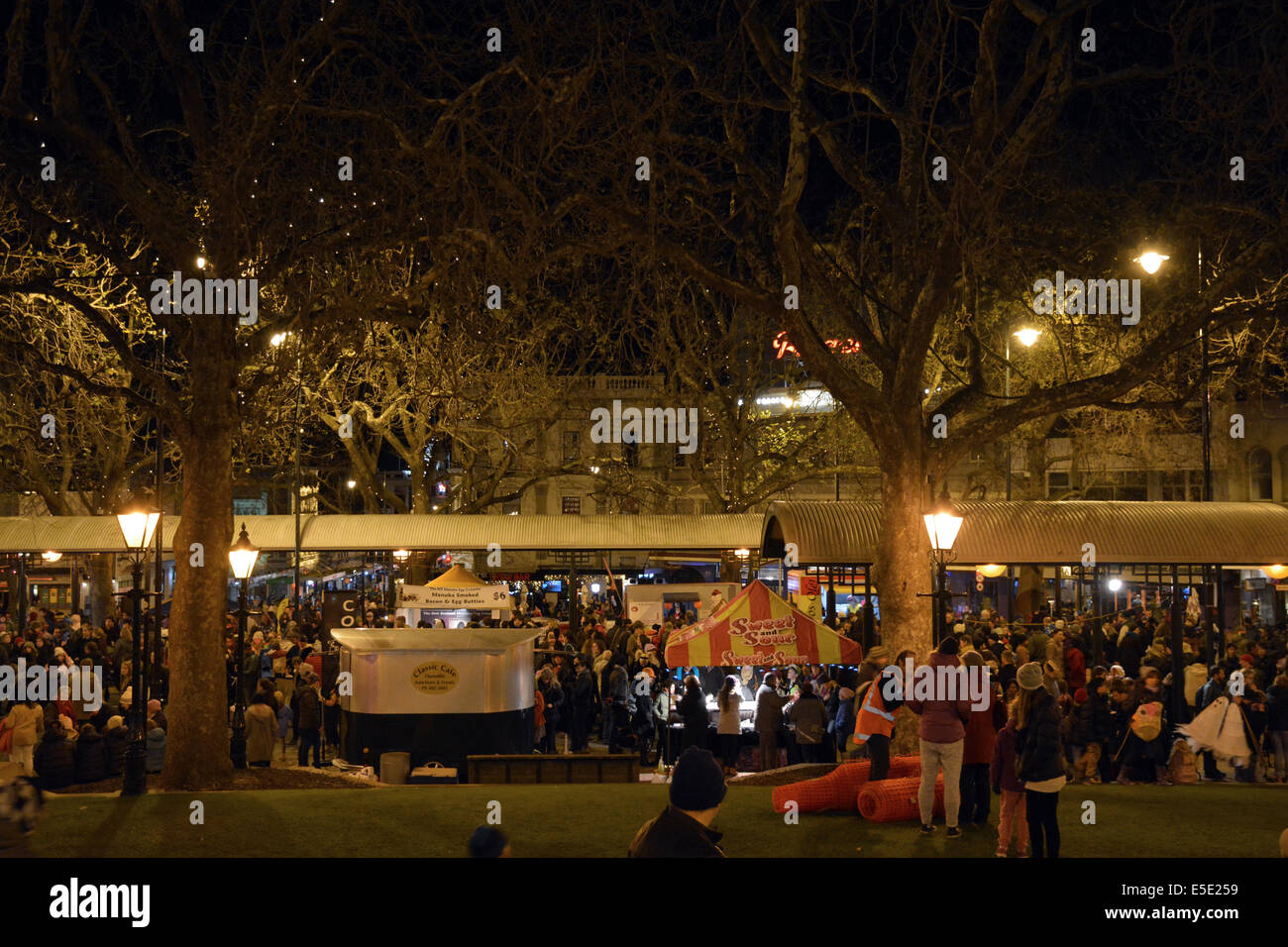 Dunedins Octagon nach der jährlichen Prozession des Midwinter Karnevals Stockfoto