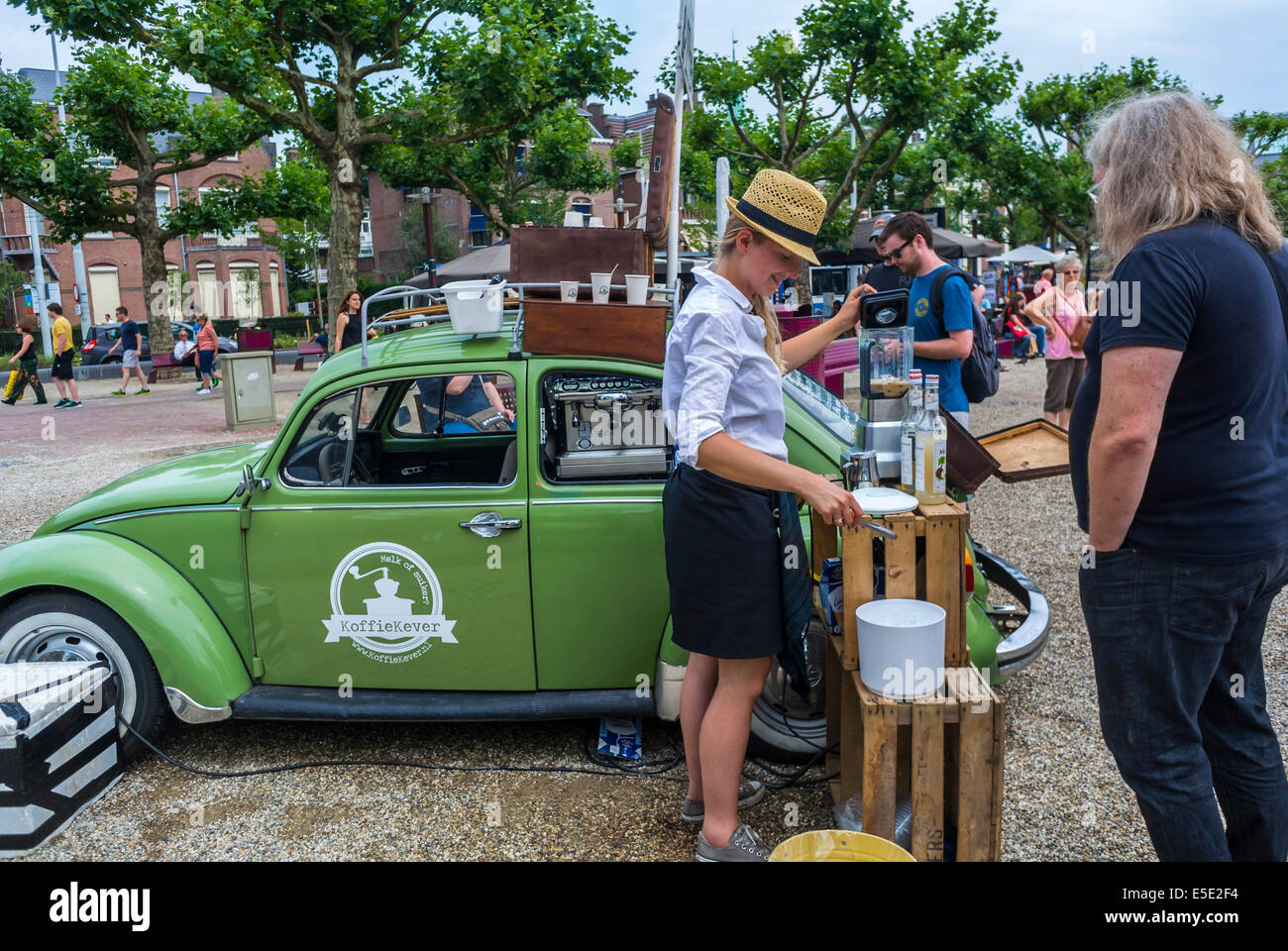 Amsterdam, Holland, Street Vendor, Niederlande, Touristen Einkaufen im Food Truck, Flohmarkt, umgebautes altes Volkswagen-Auto, Frau, die Getränke verkauft Stockfoto