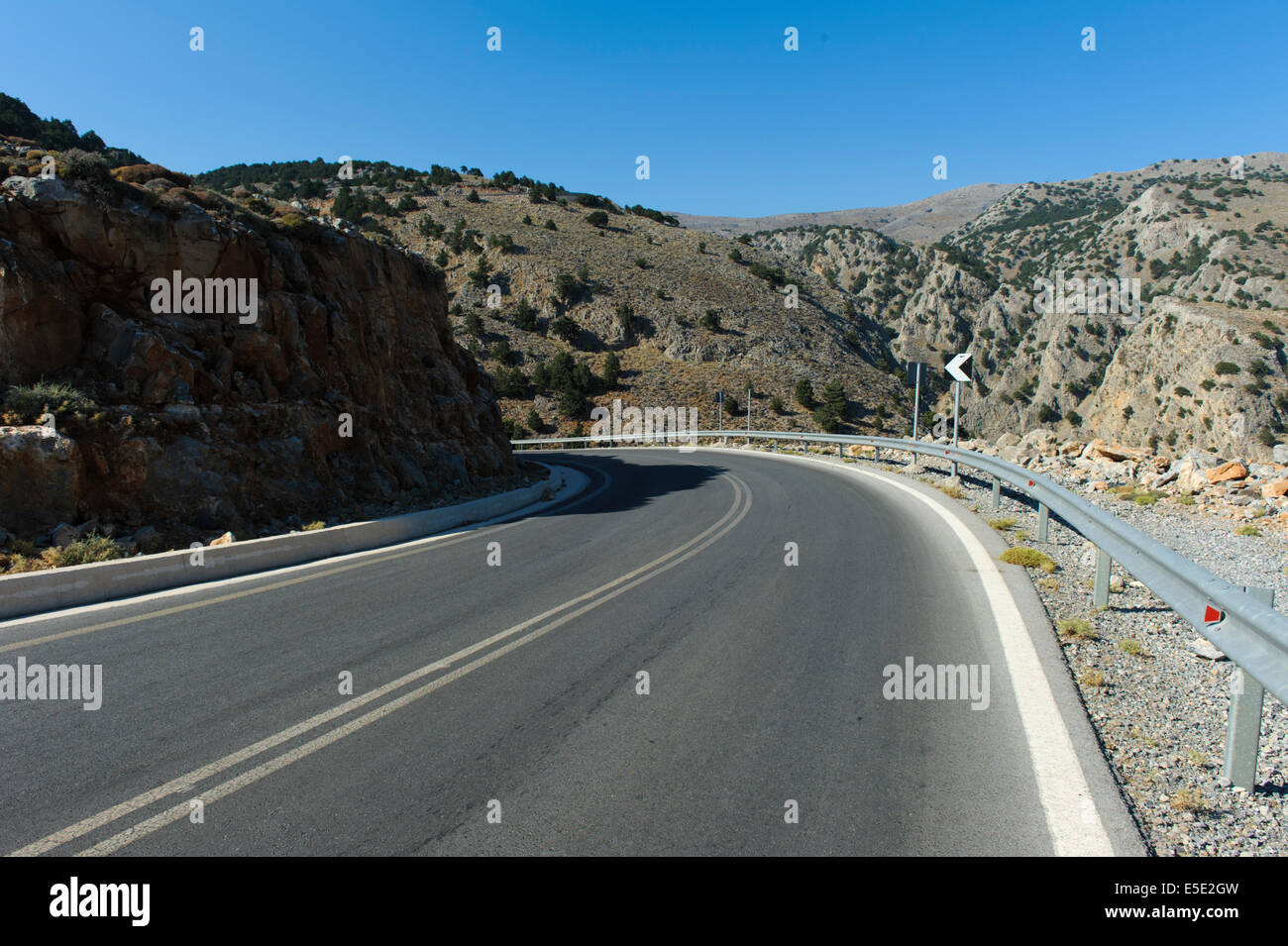 Eine gefährliche Kurve in einer bergigen Straße auf Kreta Stockfoto
