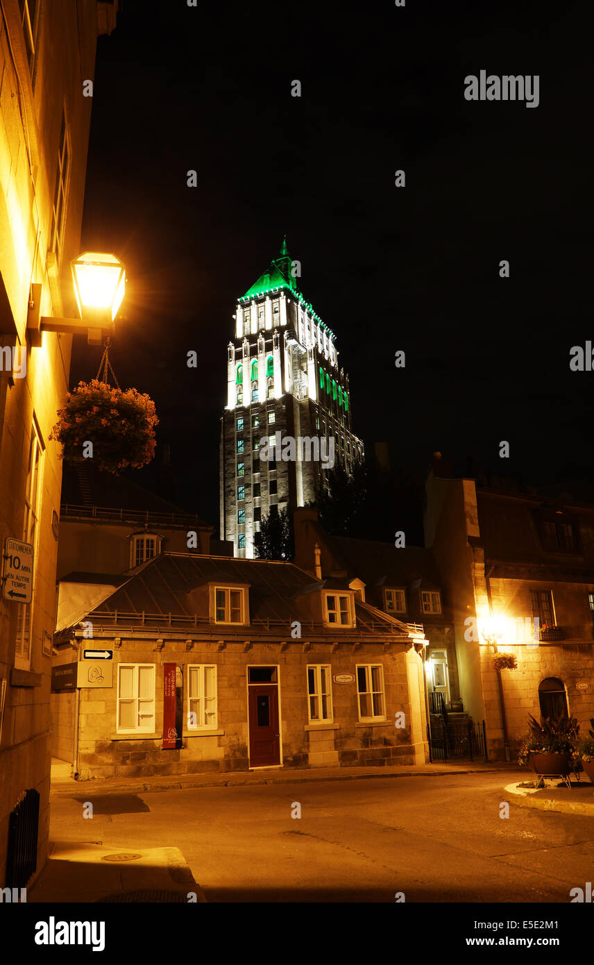 QUEBEC Stadt, Kanada - Juli, 20: Preis Turm und alte Häuser in der Nacht in der Altstadt von Quebec Stadt, Kanada am 20. Juli 2014. Das Hochhaus ist Stockfoto