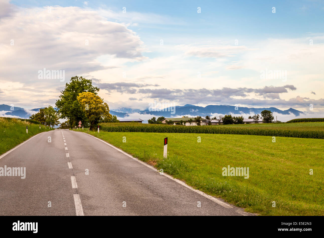 Landstraße zwischen Feldern in Italien Stockfoto