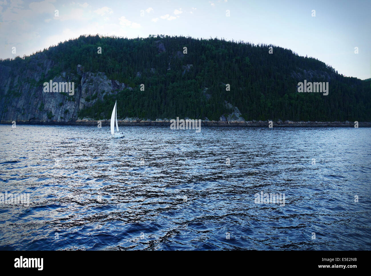 Kleines Segelboot an einem Fjord, dramatische kalten Blau und Vignettierung Rendern Stockfoto