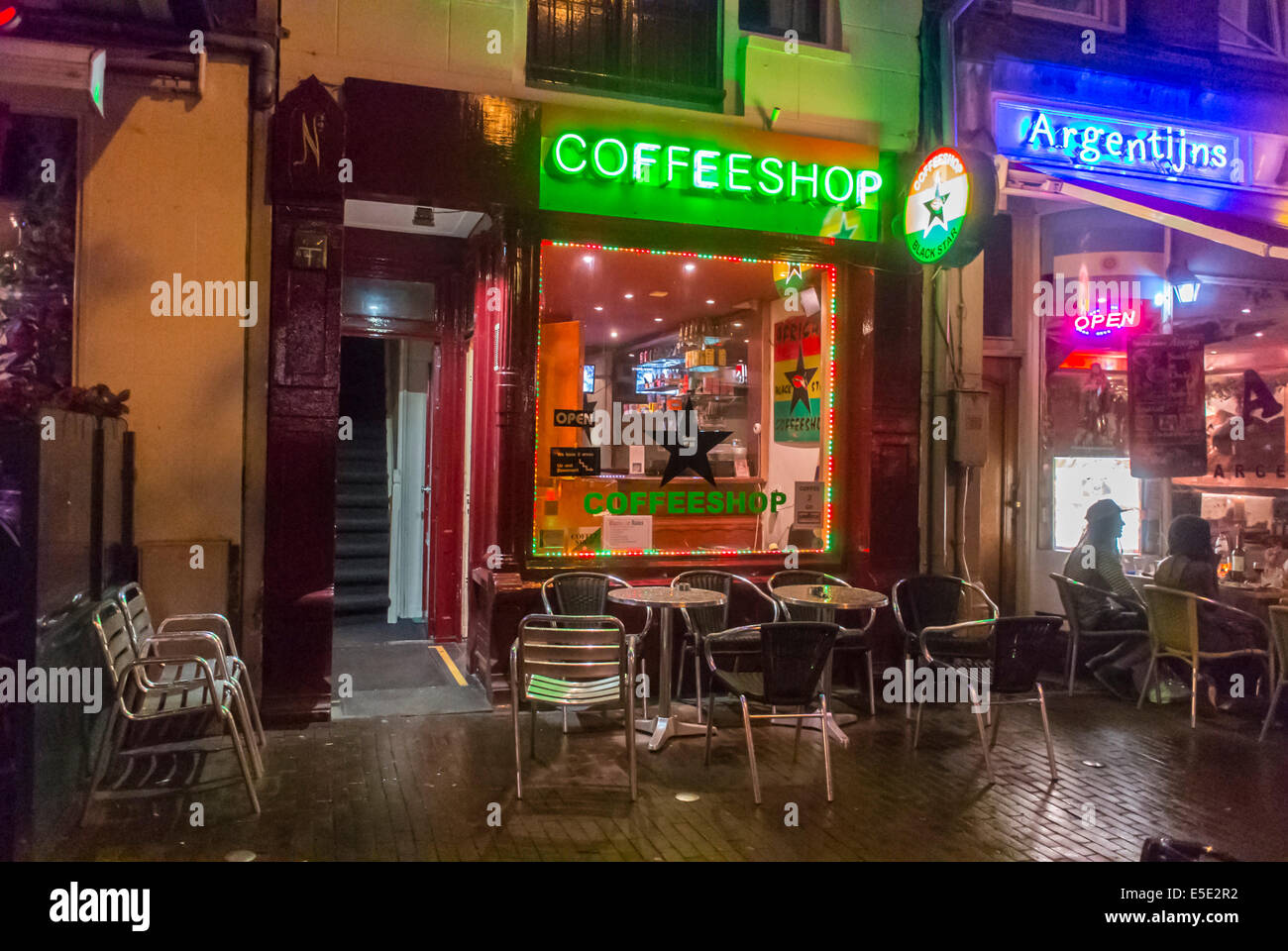 Amsterdam, Holland, die Niederlande legalisierten Marihuana-Cafés, Cannabis-Cafés Store Front Terrace, Neon Lighting, nachts, Straßencafé, Neon Stockfoto