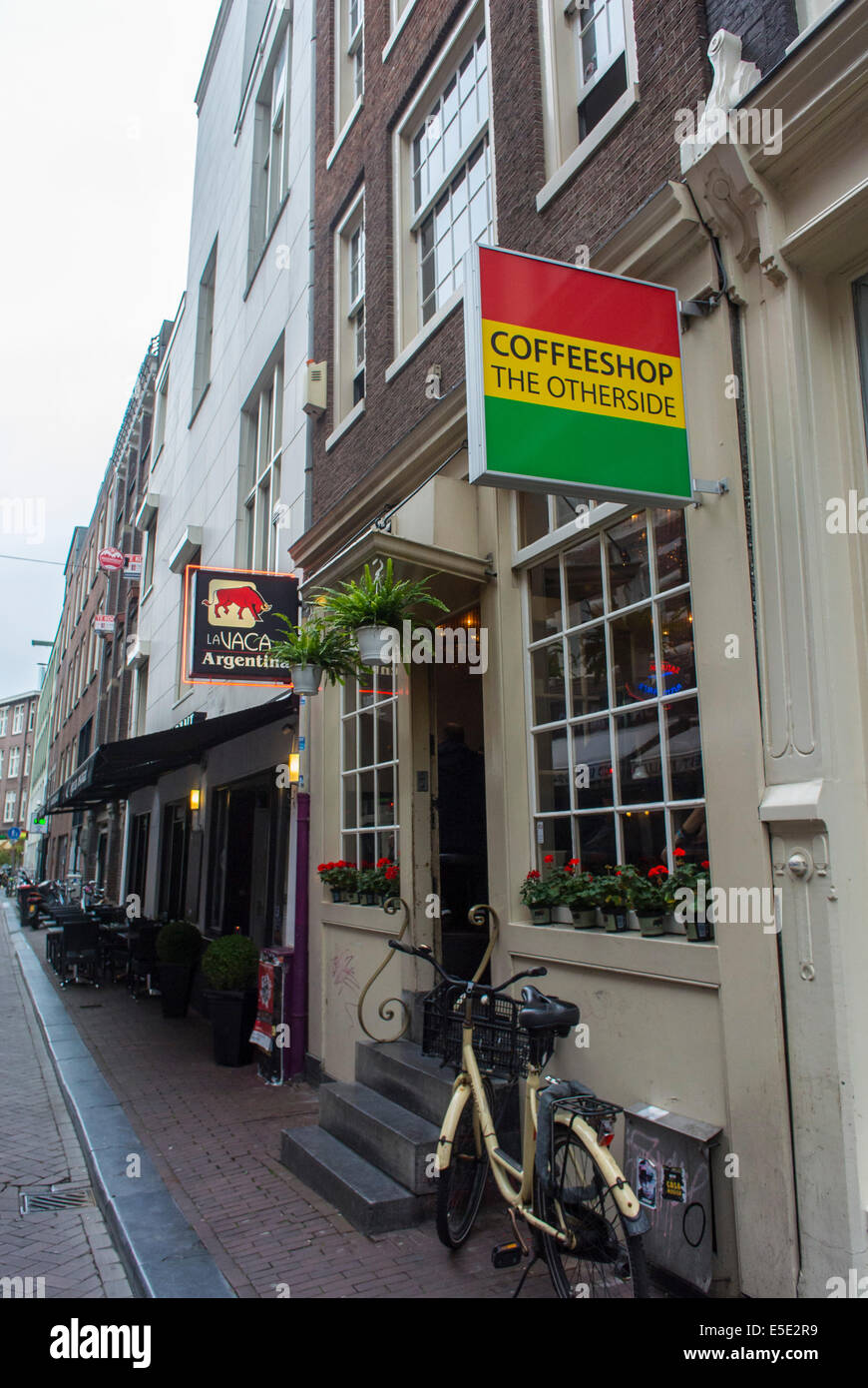 Amsterdam, Holland, legalisierter Marihuana Coffee Shop, Frontschild „The Otherside“-Gebäude, Reihengeschäfte an der Straße Stockfoto