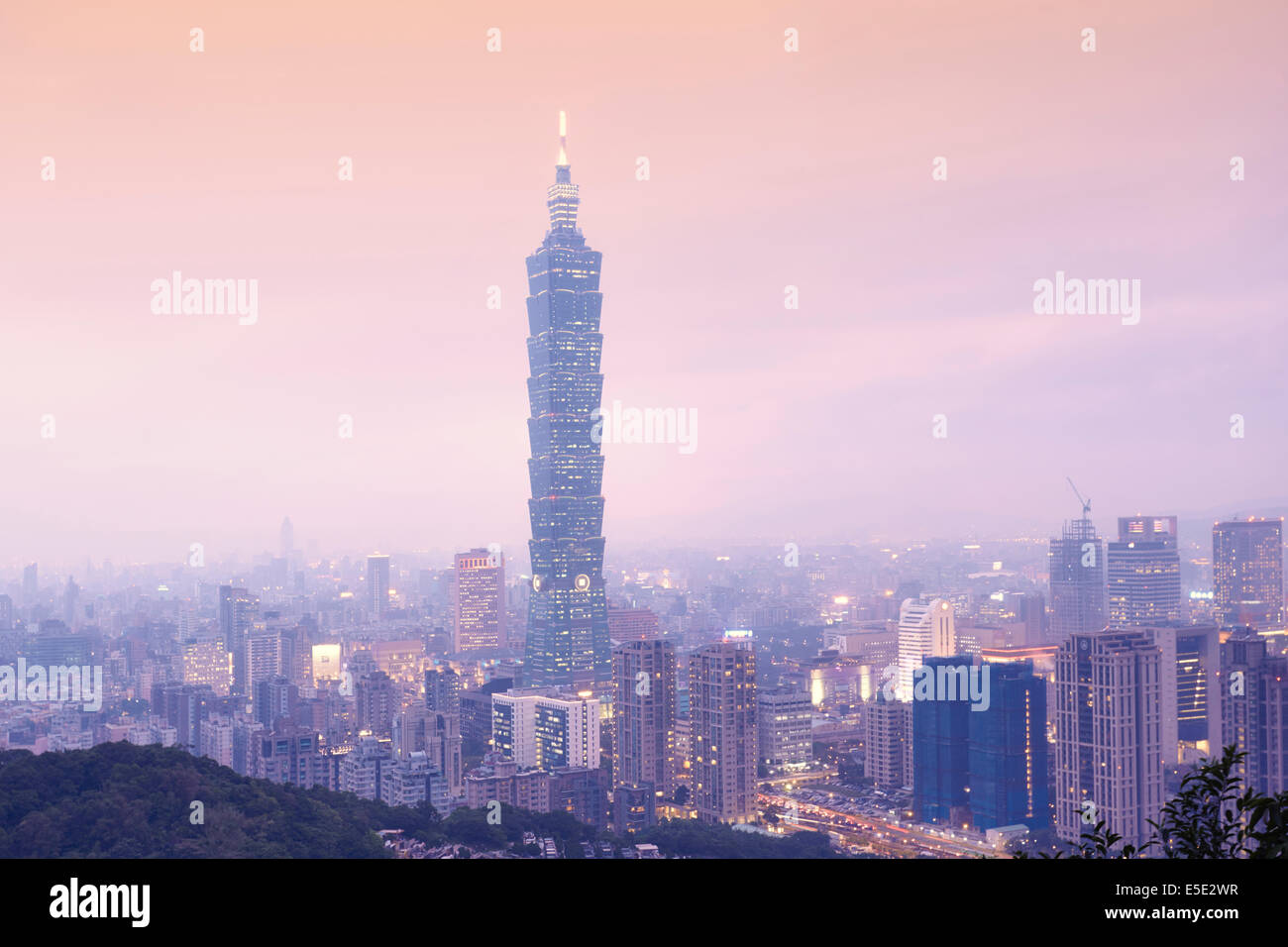 Taipei 101 und Xinyi District in der Innenstadt von Taipeh in der Abenddämmerung bei bewölktem Wetter, Taiwan Stockfoto