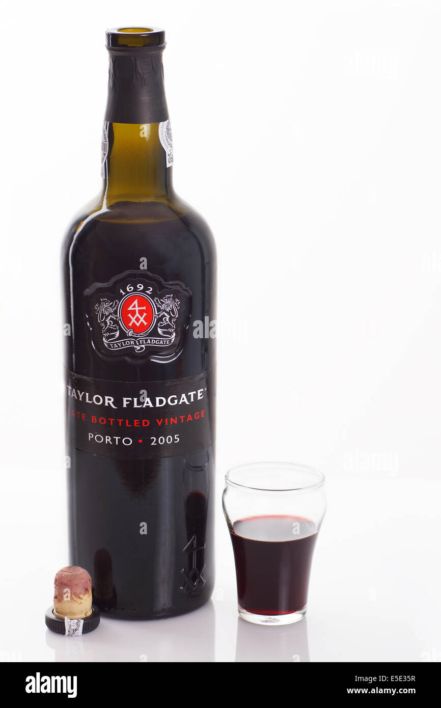 QUEBEC, Kanada-Januar 6, 2014: Flasche Taylor Fladgate Portwein mit Glas. Porto wird ausschließlich von der nördlichen r produziert. Stockfoto