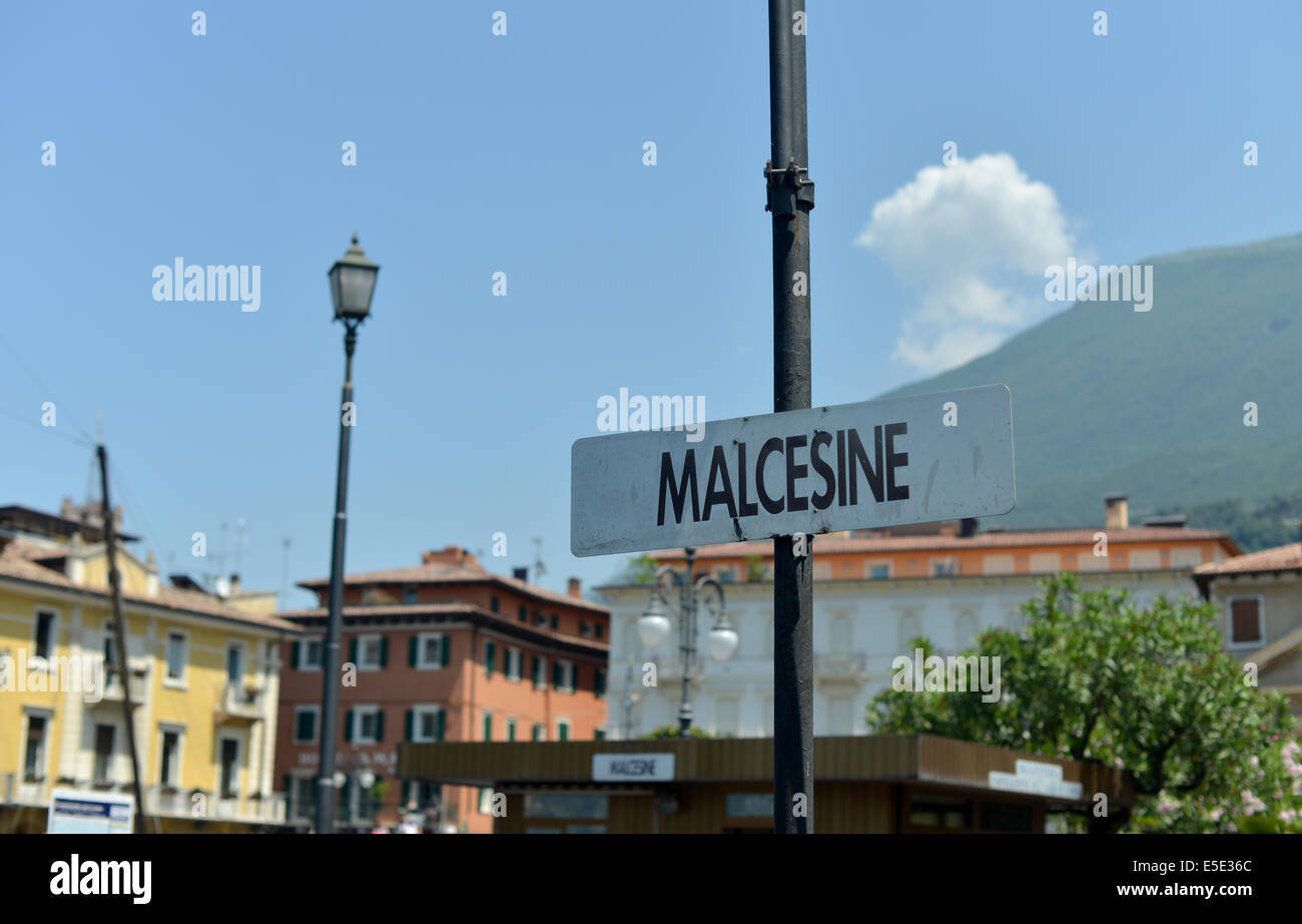 Malcesine Ortstafel an der Fähre zu stoppen, am Ufer des Gardasees Stockfoto