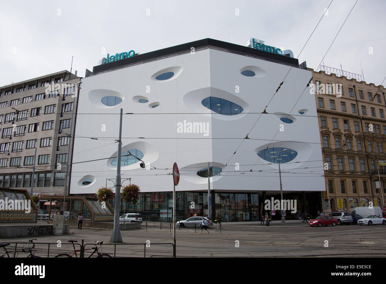 Modernes Gebäude gegenüber dem Bahnhof in Brno Tschechien Stockfoto