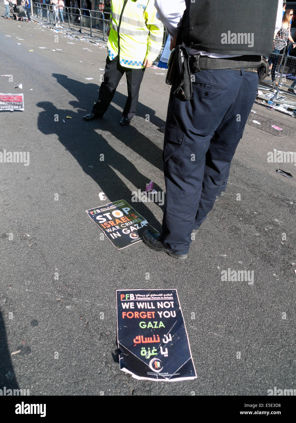 WE WILL NOT vergessen SIE GAZA Plakate auf der Straße nach der pro-palästinensische Demonstration in London UK 19.7.2014 KATHY DEWITT Stockfoto