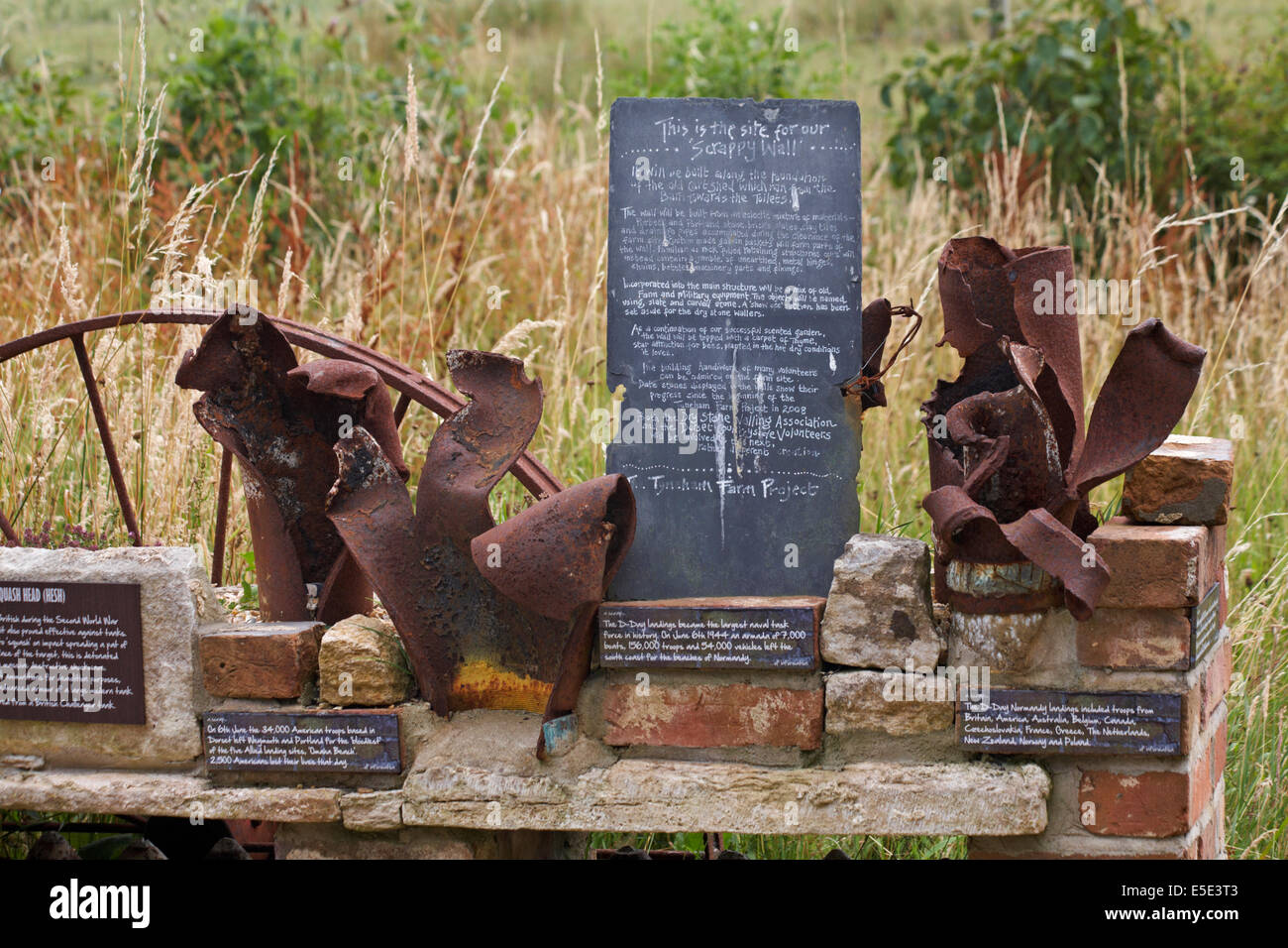 Reliquien an der Wand des Tyneham Farm-Projekts, Dorset, Großbritannien im Juli Stockfoto