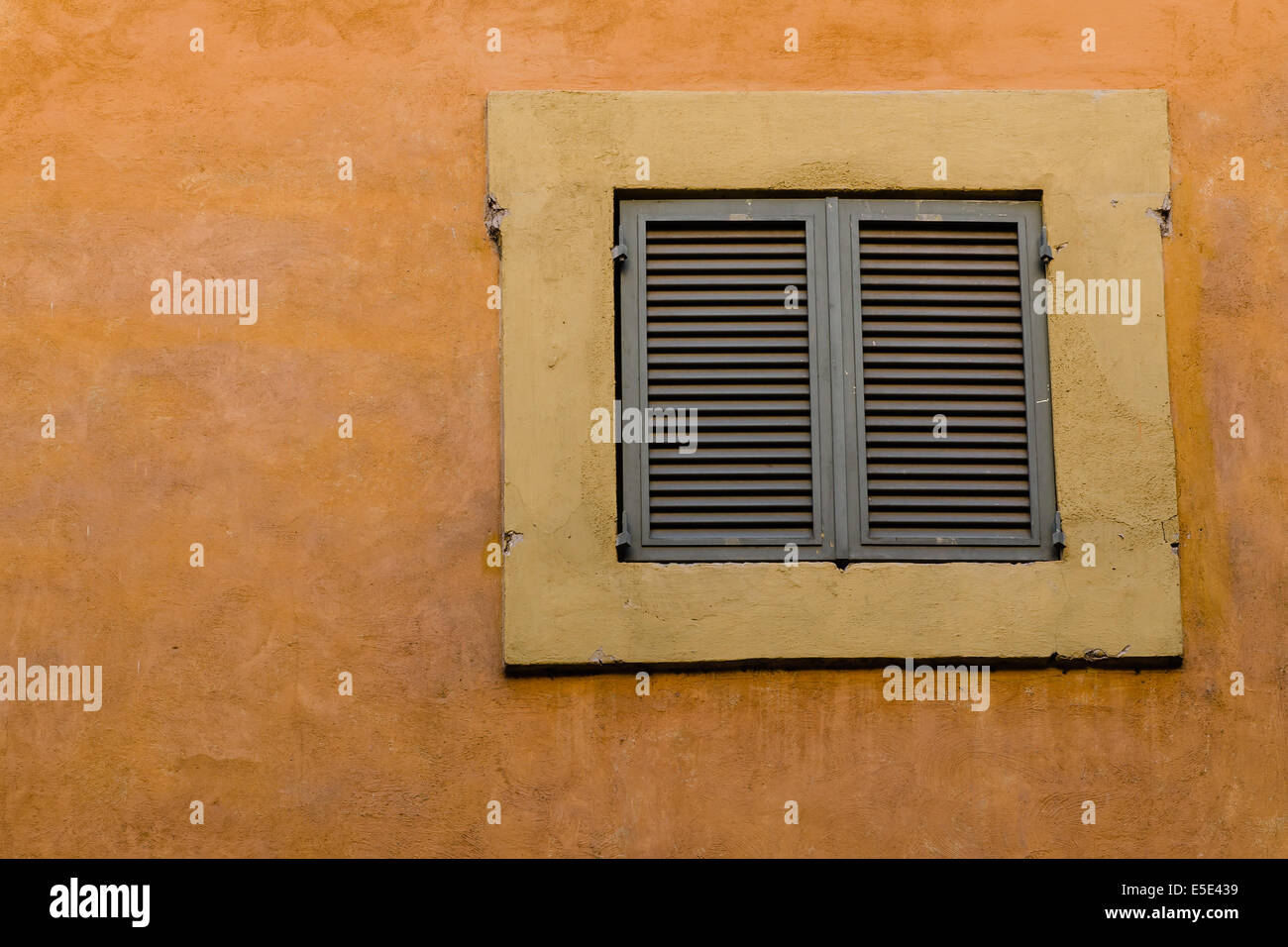 alte Fassade mit geschlossenem Fenster, Italien Stockfoto