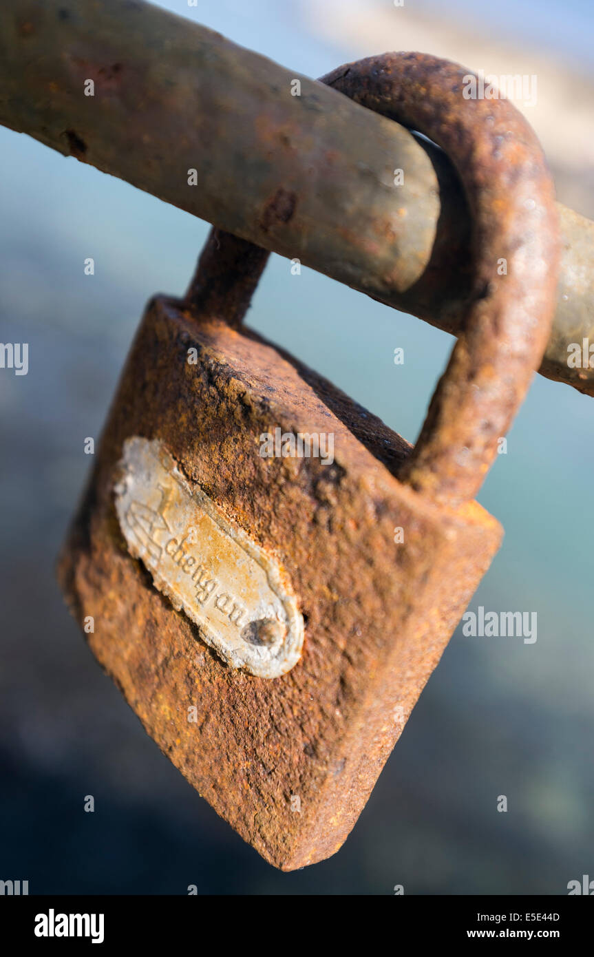 Vorhängeschlösser auf einem Geländer stellen dort von den Liebhabern als Symbol für ewige Liebe. La Caleta, Teneriffa, Kanarische Inseln, Spanien. Stockfoto