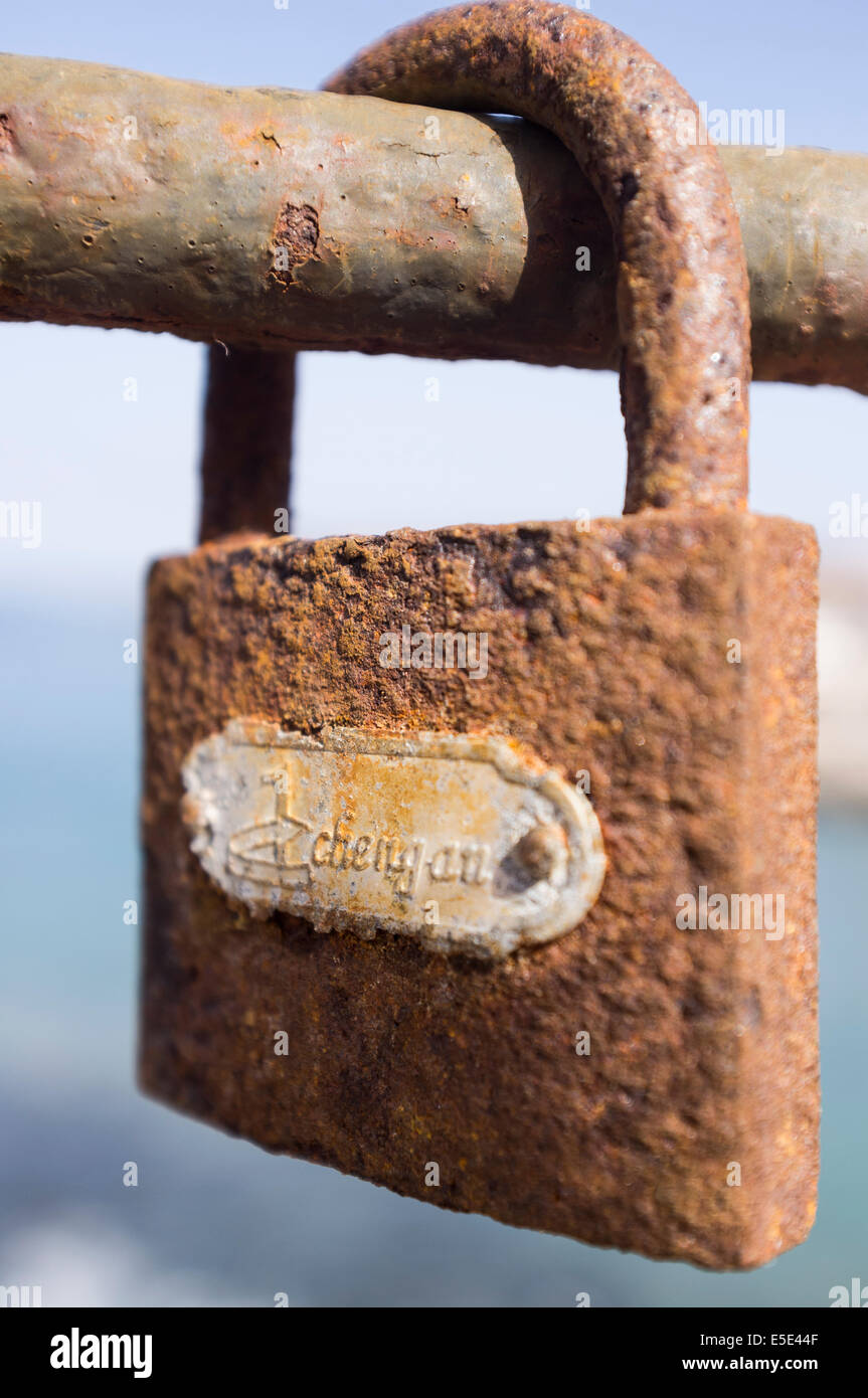 Vorhängeschlösser auf einem Geländer stellen dort von den Liebhabern als Symbol für ewige Liebe. La Caleta, Teneriffa, Kanarische Inseln, Spanien. Stockfoto