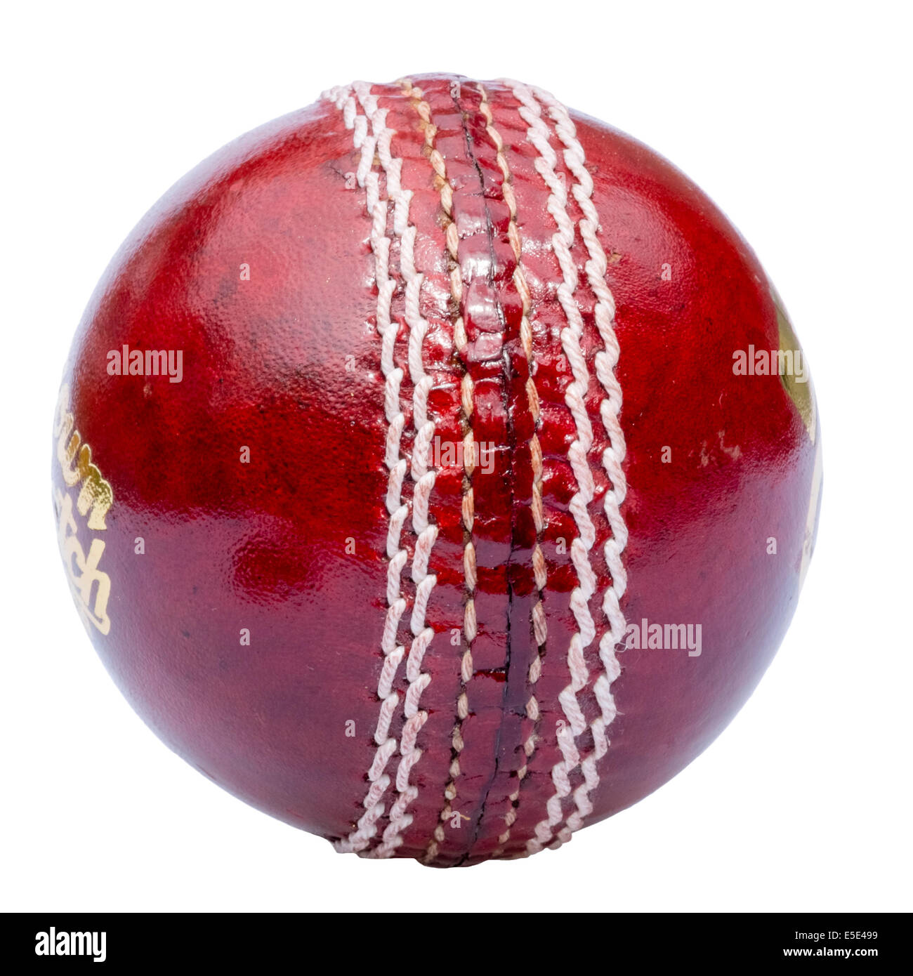 Cricketball ausgeschnitten oder isoliert auf einem weißen Hintergrund. Stockfoto