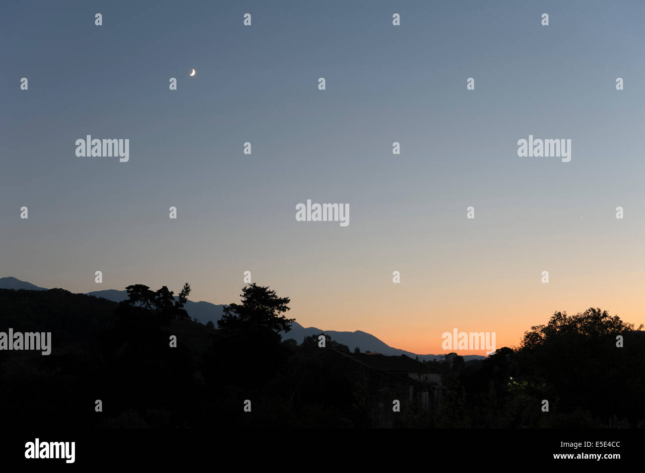 Abend-Mond über eine dunkle Skyline auf Kreta Stockfoto