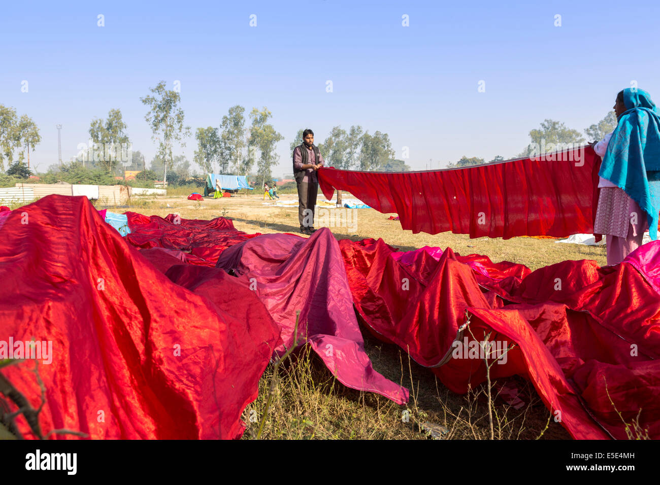 Indianer trocknen hellen roten Saris in der Sonne, Agra, Uttar Pradesh, Indien Stockfoto