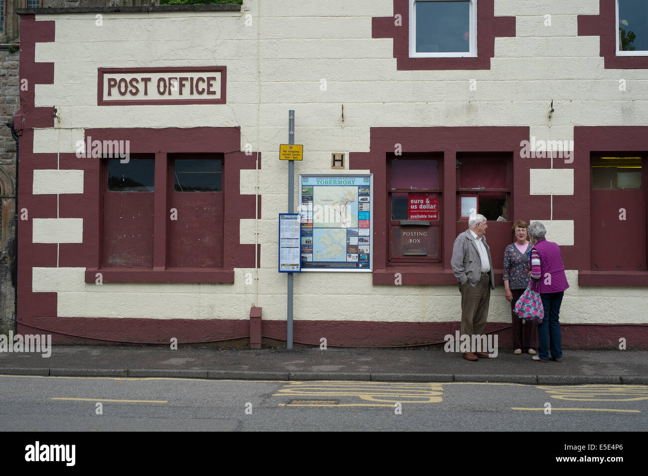 Menschen im Chat außerhalb Tobermory Post Office, Isle of Mull, schottischen Inseln Stockfoto