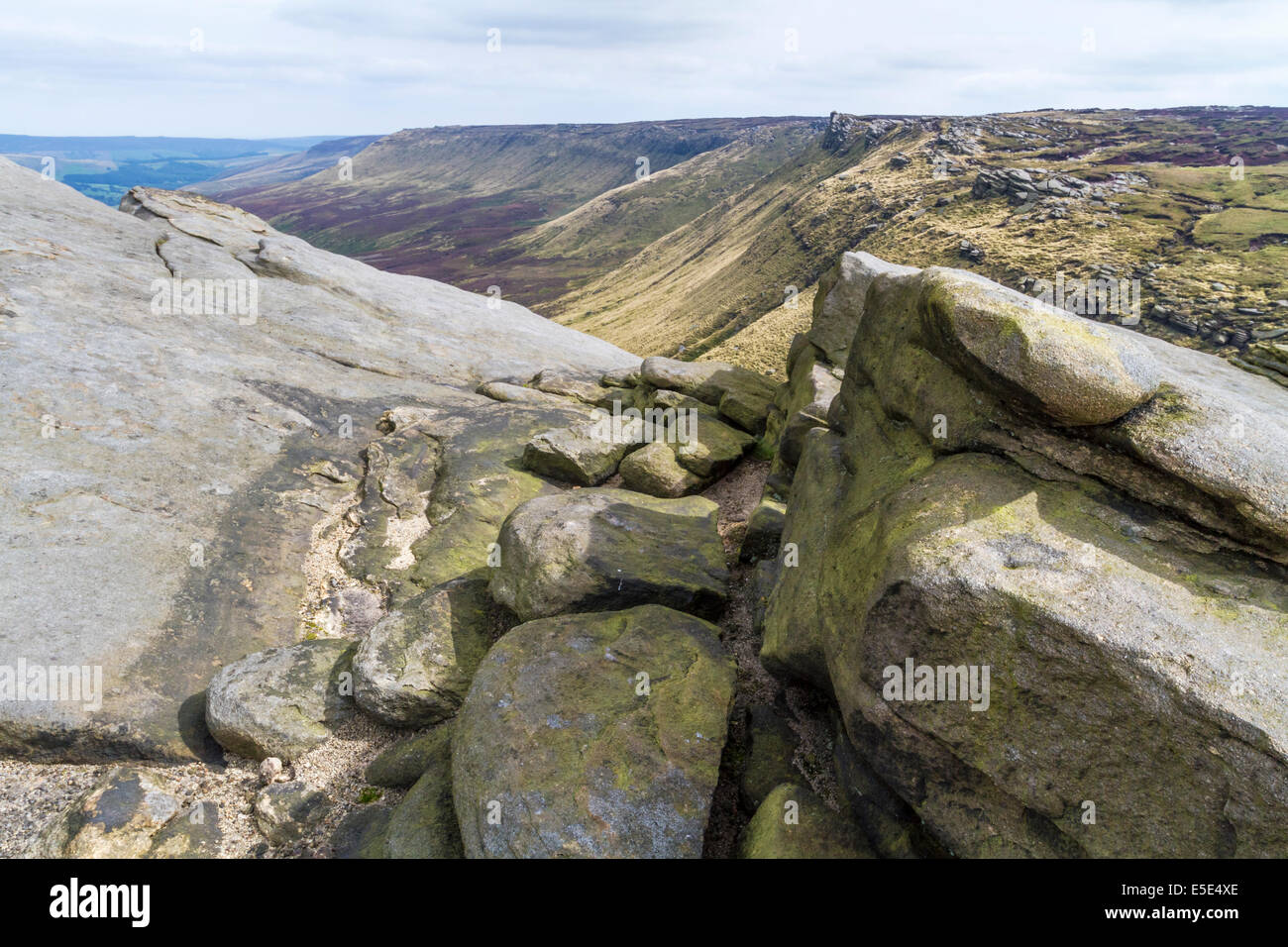 Blick entlang der Dichtung Flanke von gritstone Felsen an fairbrook Naze am nördlichen Rand des Kinder Scout, Derbyshire, Peak District, England, Großbritannien Stockfoto