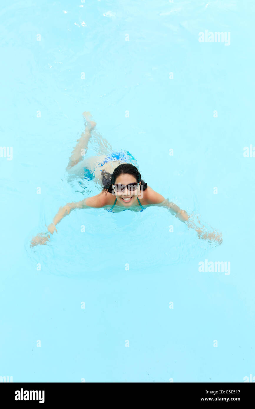 Eine glückliche junge Frau in einem Schwimmbad Stockfoto