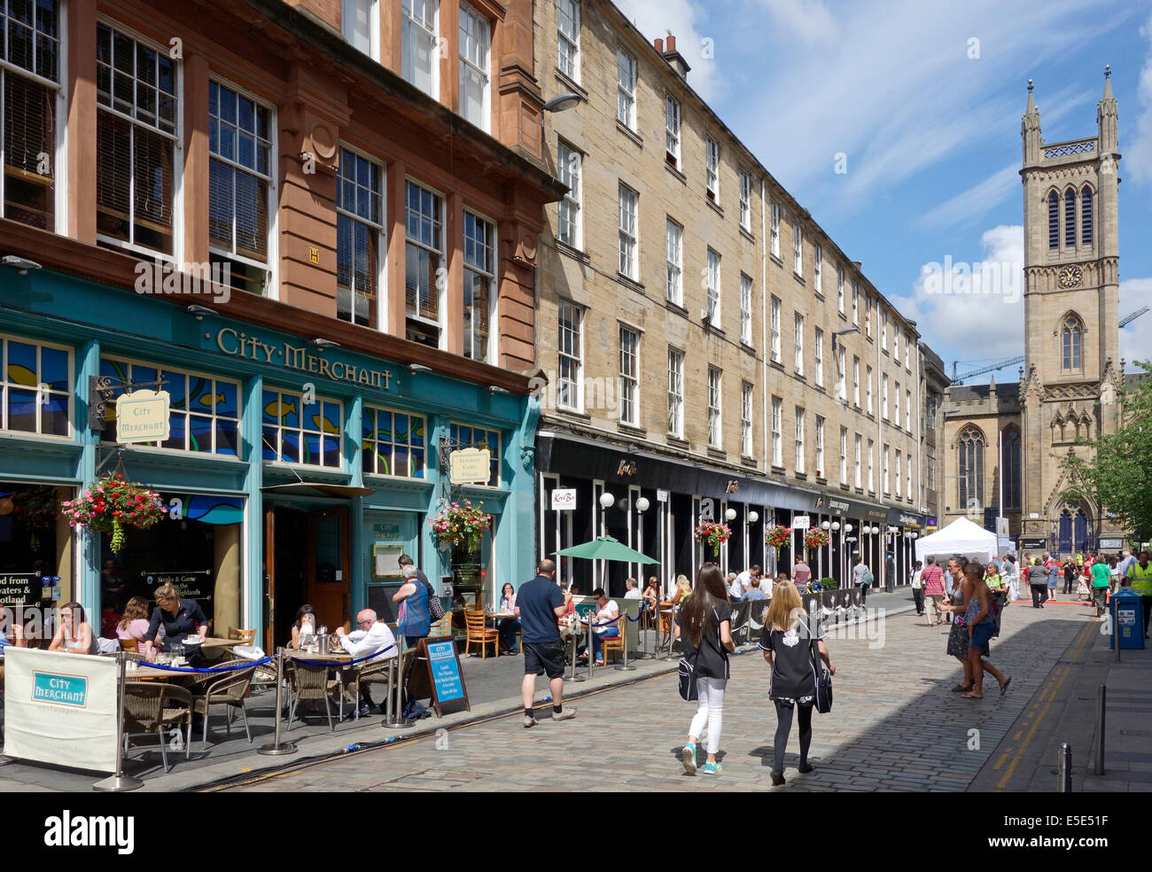 im Freien essen und trinken in Candleriggs auf dem internationalen Markt in der Merchant City Glasgow Schottland Stockfoto