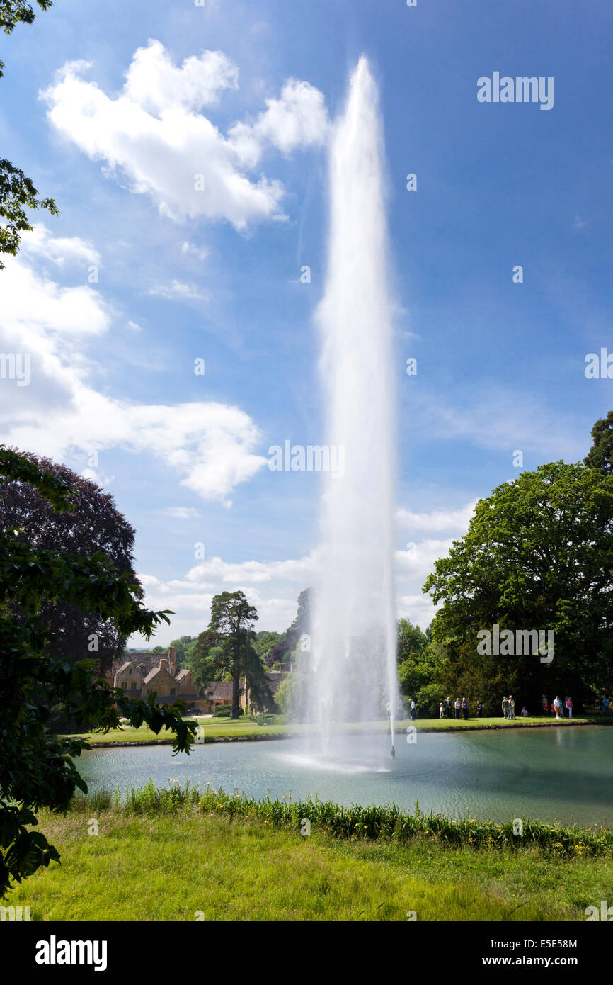 Der 300 Meter hohe Brunnen im Stanway House, Gloucestershire UK – der Brunnen ist der höchste in Großbritannien und der höchste Schwerkraftbrunnen der Welt Stockfoto