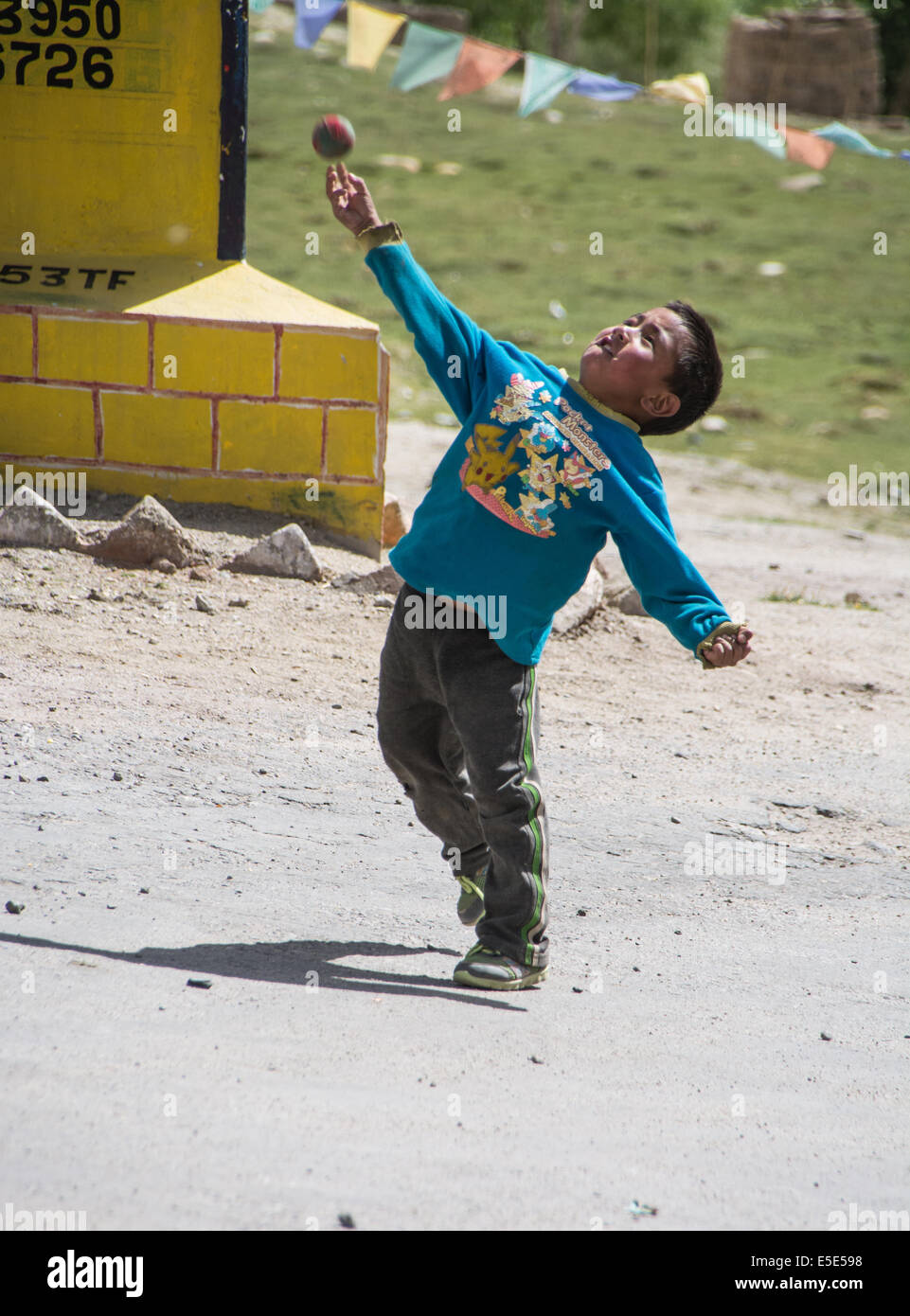 Ein junger Junge bowlen eine Cricket-Ball. Ladakh, Indien Stockfoto