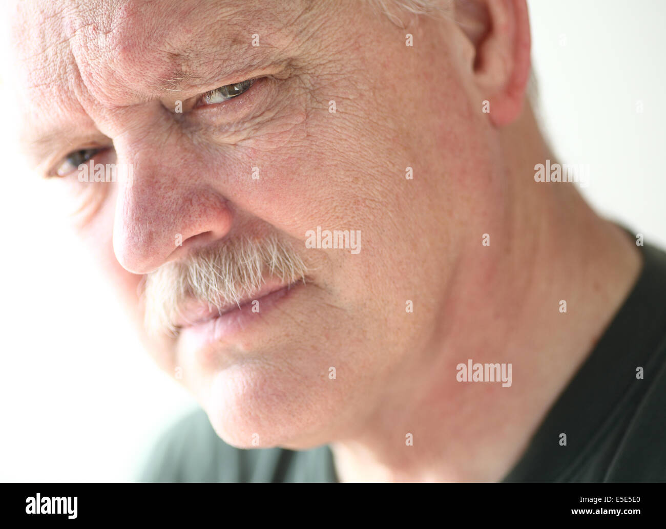 Senior Woman hat einen ernsten Ausdruck. Stockfoto