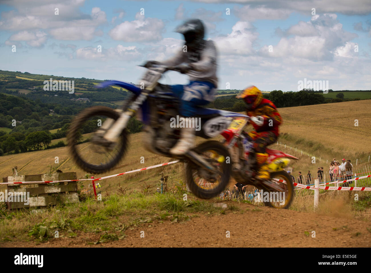 Motocross Stunt-Fahrer im Rennen mit Motion blur Stockfoto