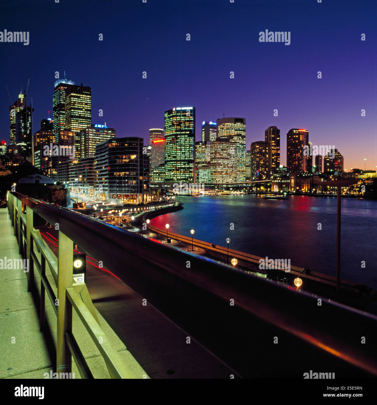 Blick in die frühen Morgenstunden auf den Circular Quay bei Nacht, Sydney Harbour, Sydney, New South Wales, Australien Stockfoto