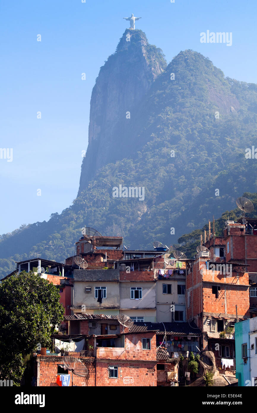 Blick auf die Christus-Statue auf dem Corcovado-Berg und Dona (Santa) Marta Favela in Rio De Janeiro, Brasilien Stockfoto