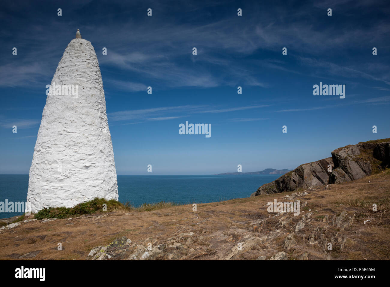 Weiße Stein Leuchtturm am Eingang zum Hafen von Porthgain, in der Nähe von Fishguard, Pembrokeshire, Wales Stockfoto