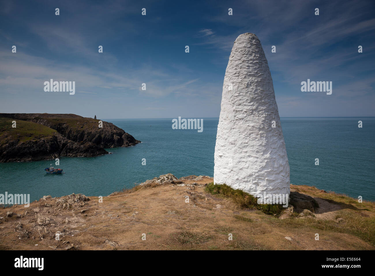Weiße Stein Leuchtturm am Eingang zum Hafen von Porthgain, in der Nähe von Fishguard, Pembrokeshire, Wales Stockfoto