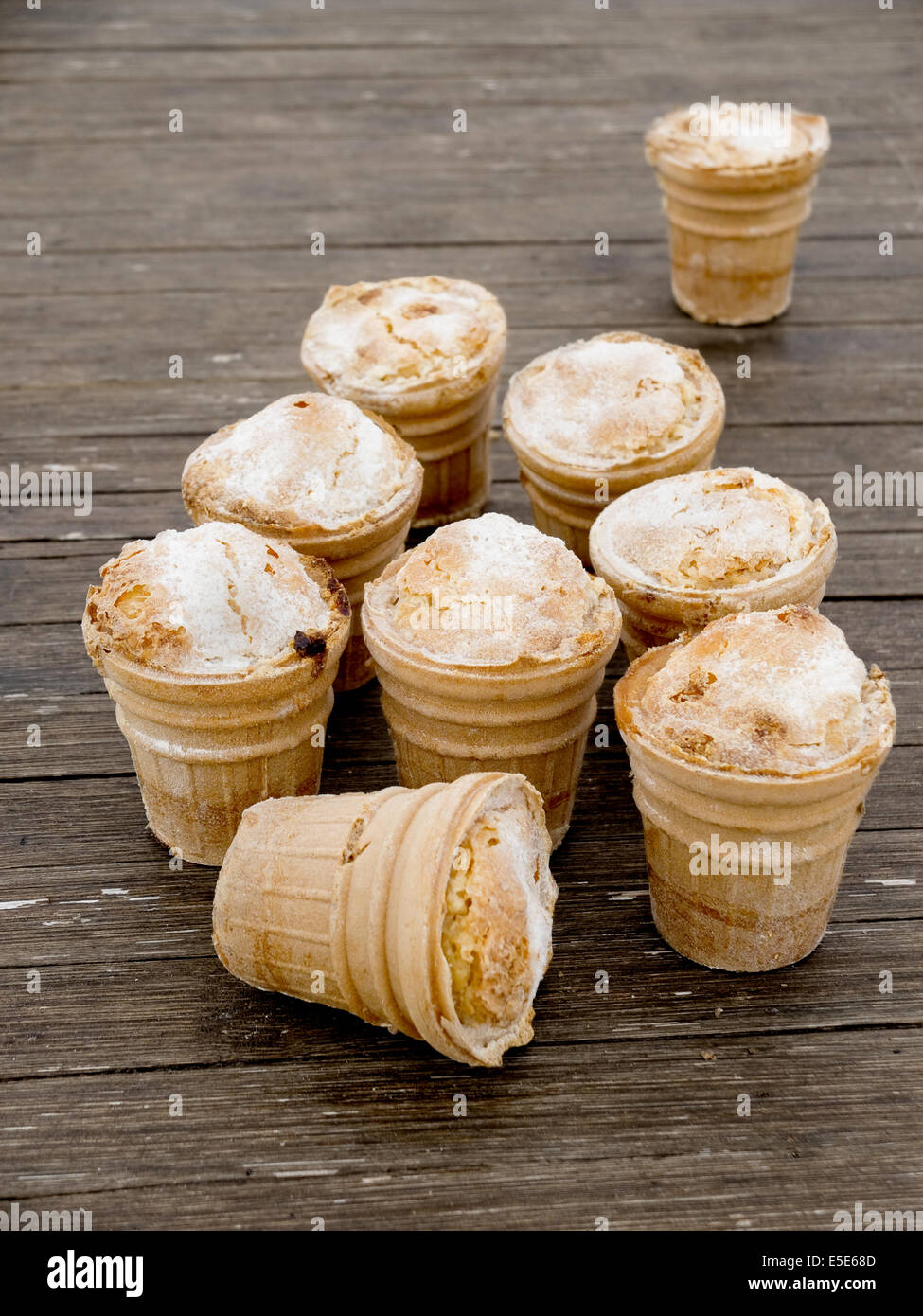 Pasteis de Feijao, typisch portugiesische Pudding Kuchen. Stockfoto