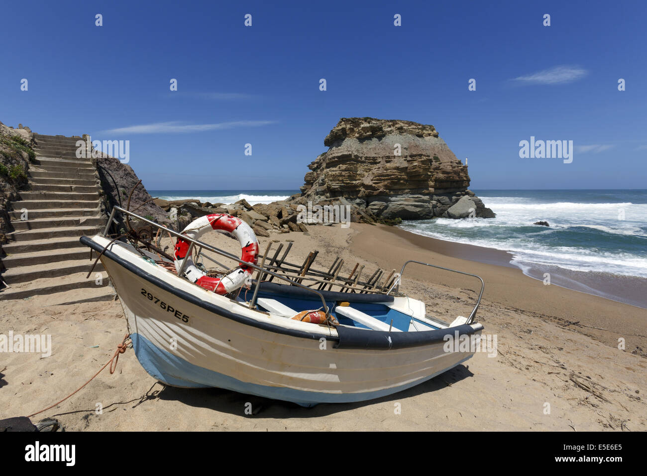 Kleines Fischerboot am Strand Porto Novo Portugal Stockfoto