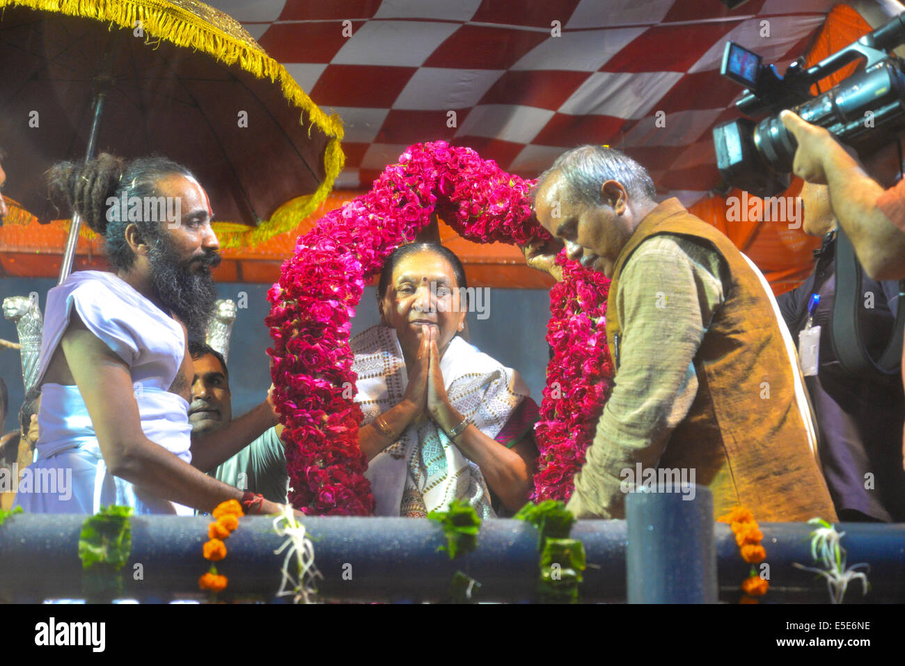 Ahmedabad, Gujarat/Indien. 29. Juli 2014. Hauptminister Anandi Patel mit Blumen Girlande aus Anlass des Maha-Aarti begrüßt wird, wird die Maha-Aarti des Jagannath Tempel Trust auf Sabarmati Fluss in der Nähe von Somnath Bhudar in Ahmedabad, Indien organisiert. Bildnachweis: Nisarg Lakhmani/Alamy Live-Nachrichten Stockfoto