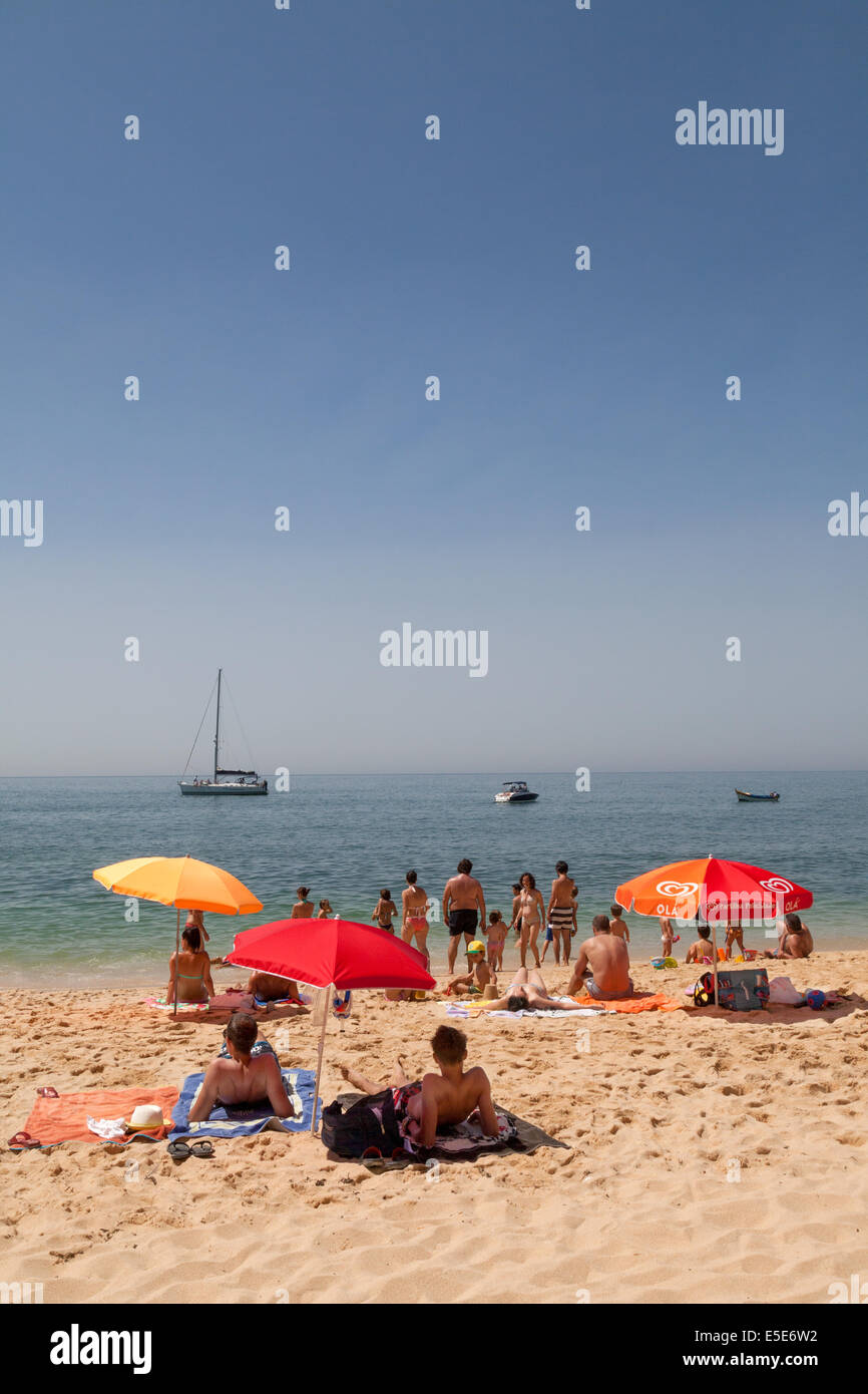 Algarve-Strand - Sonnenbaden am Strand Praia da Marinha ( Marinha-Strand ), Algarve, Portugal, Europa Stockfoto