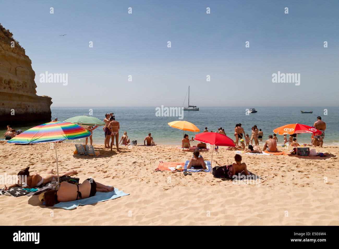 Sonnenbaden im Sommerurlaub am Strand von Marinha, ( Praia da Marinha ), Algarve, Portugal Europa Stockfoto