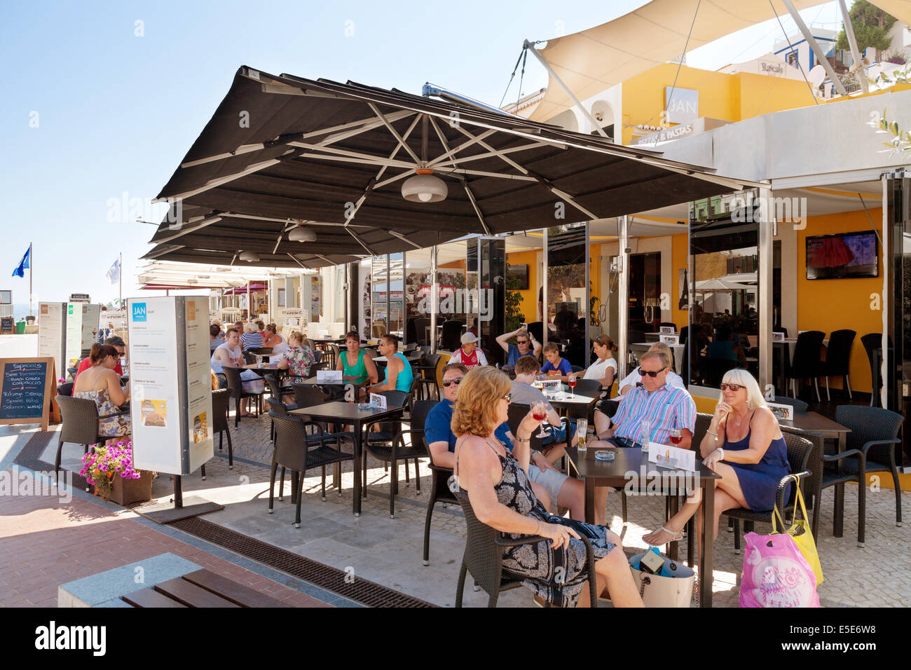 Menschen im Sommerurlaub trinken in einem Straßencafé, Carvoeiro, Algarve Portugal, Europa Stockfoto