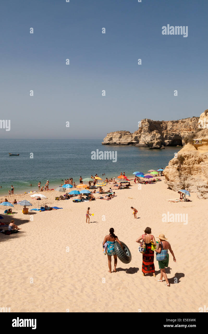 Touristen im Sommerurlaub, Praia da Marinha (Marinha Strand), Algarve, Portugal Europa Stockfoto
